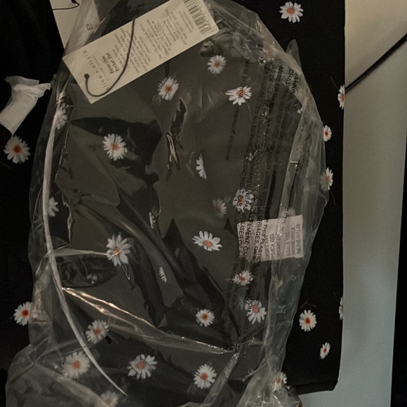 NWT Alice + Olivia Daisy Duffel bag with matching reversible hat - Picture 5 of 6